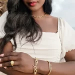 a black woman wearing the Golden Threader Interlocking Link Set